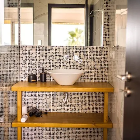 Laura Maisons Kalamata